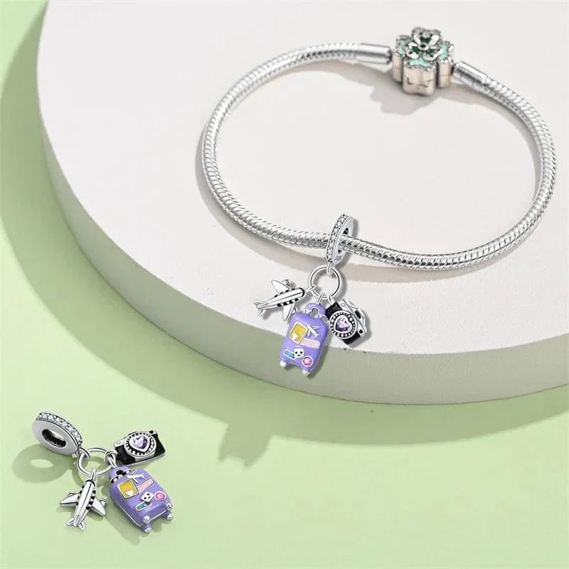 Charm Triple Pendant Avion, Appareil Photo et Valise Violette