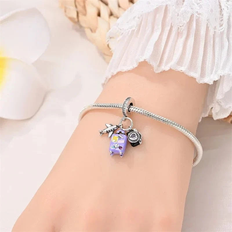 Charm Triple Pendant Avion, Appareil Photo et Valise Violette