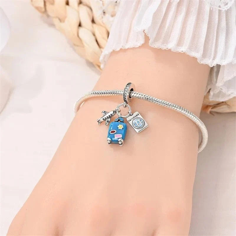 Charm Triple Pendant Avion, Passeport et Valise Bleue