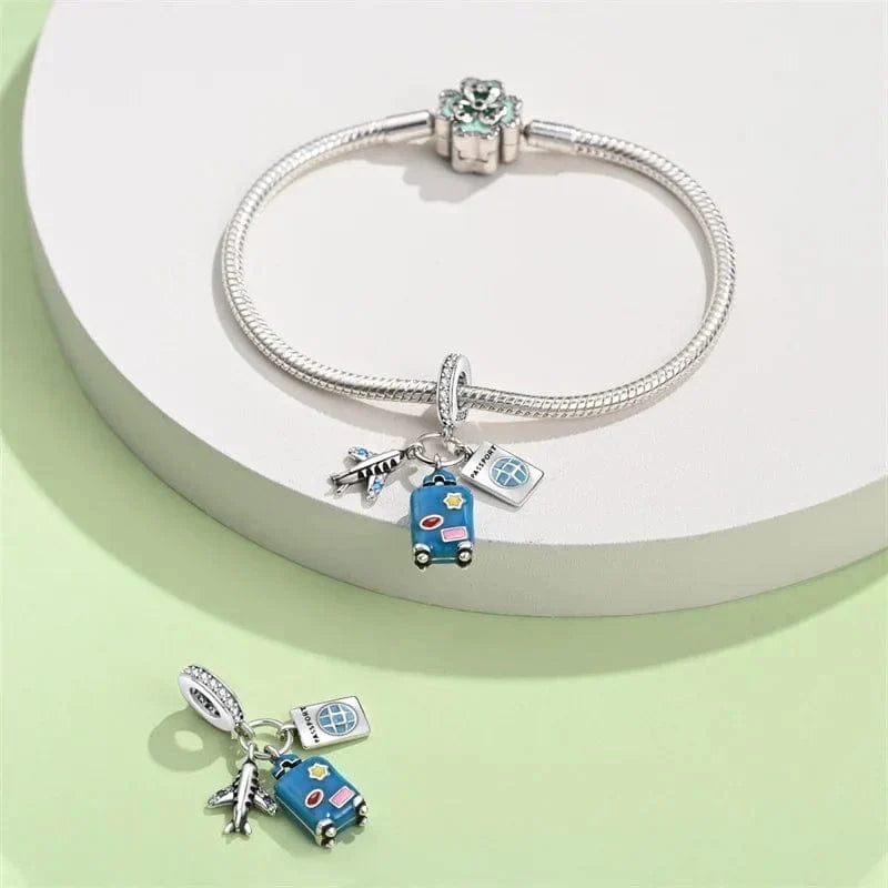 Charm Triple Pendant Avion, Passeport et Valise Bleue