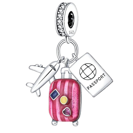 Charm Triple Pendant Avion, Passeport et Valise Rose