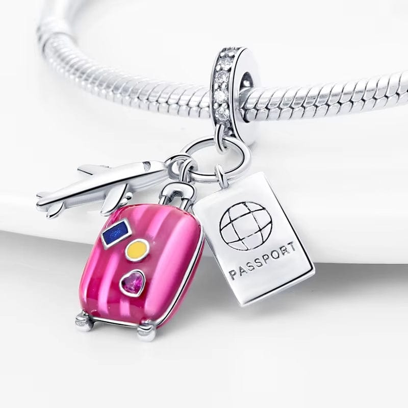 Charm Triple Pendant Avion, Passeport et Valise Rose