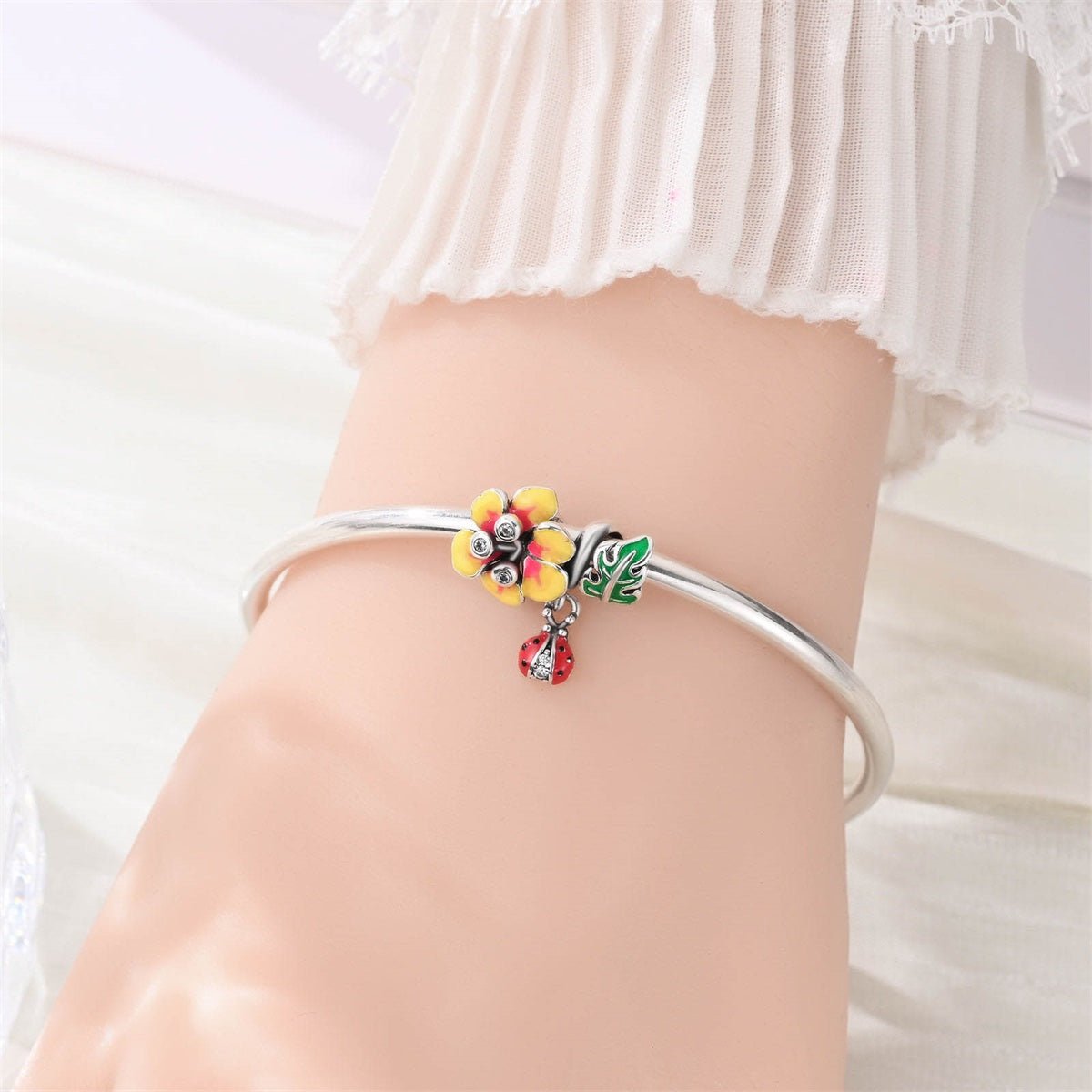 Charm Fleur de Frangipanier, Feuille et Coccinelle