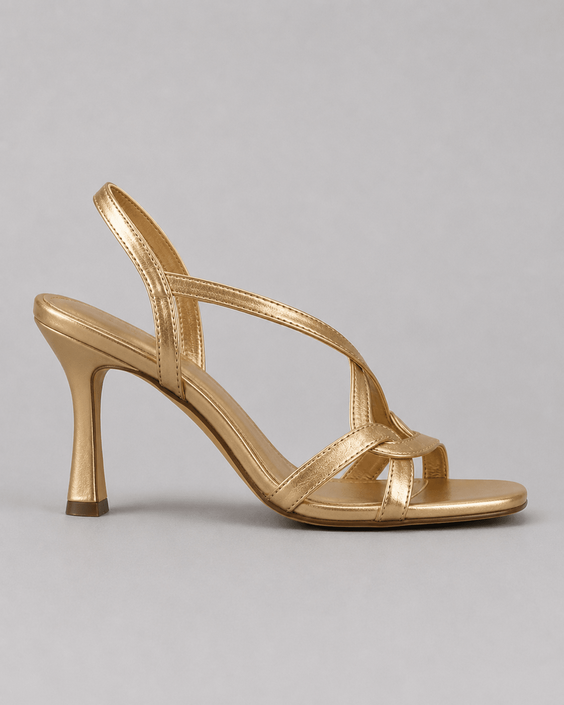 Elisabeth | Gyldne sandaler: sommerens charme