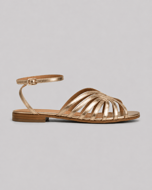 Victoria | Gyldne sandaler med smykkedetaljer
