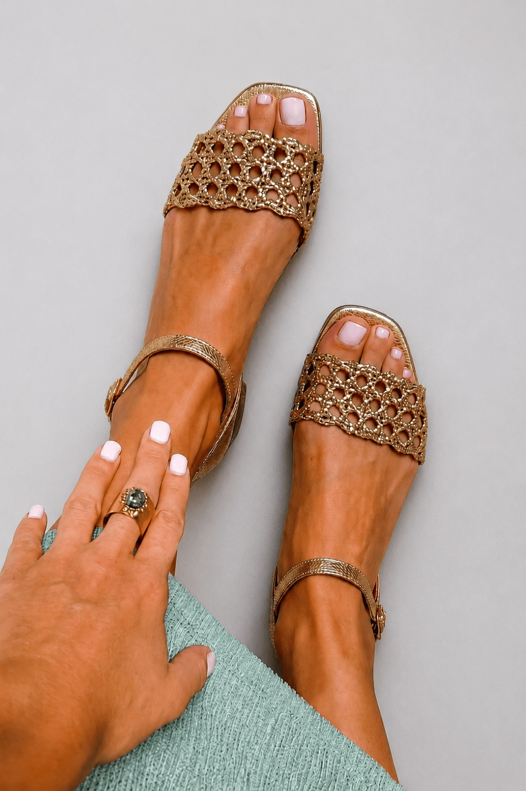 Aurora | Gyldne sandaler – sommercharme