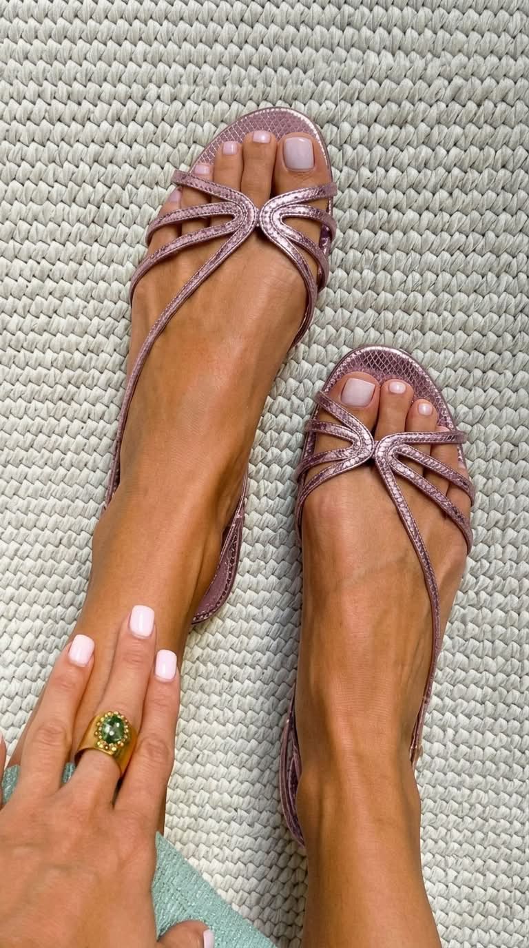 Marta | Gyldne sandaler: sommerens elegance
