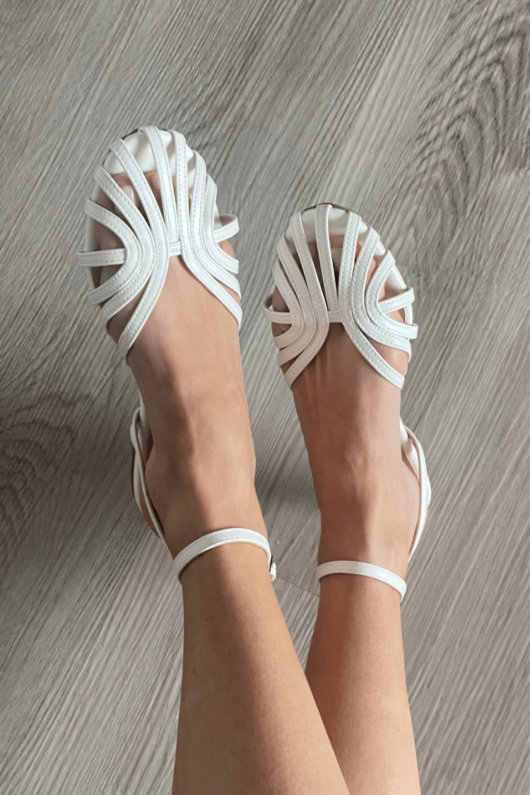 Victoria | Gyldne sandaler med smykkedetaljer