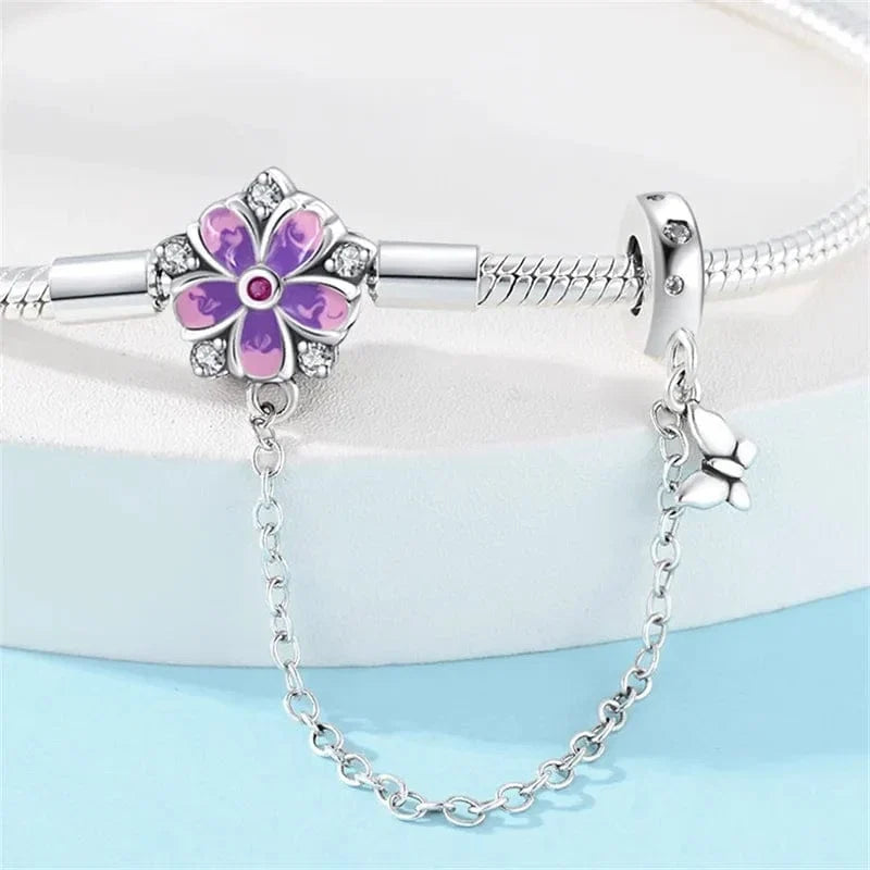 Bracelet à Charms Fleur Violette avec Papillon Pendant et Chaîne de Sécurité