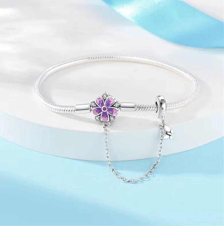 Bracelet à Charms Fleur Violette avec Papillon Pendant et Chaîne de Sécurité