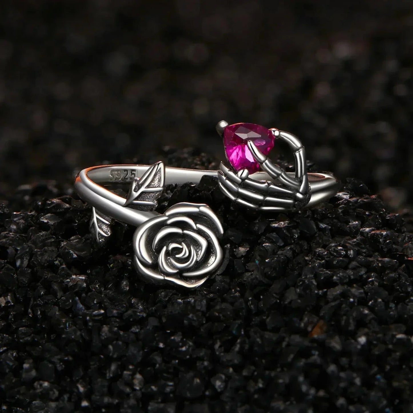 Bague Réglable Main de Squelette et Rose