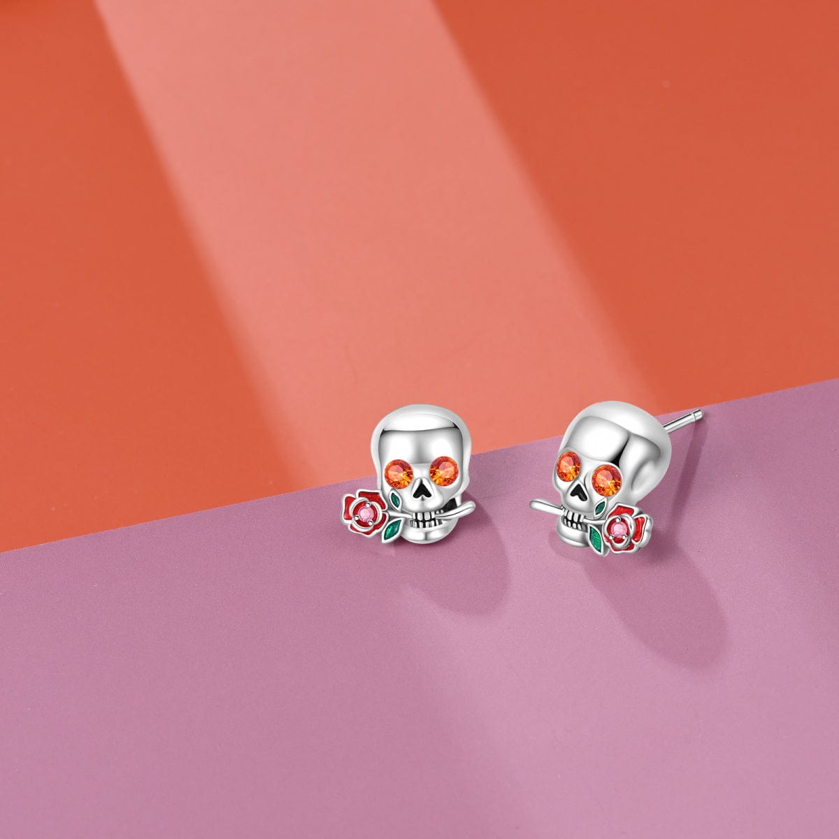 Puces d'Oreilles Crâne et Rose en Cristal aux Accents d'Émail