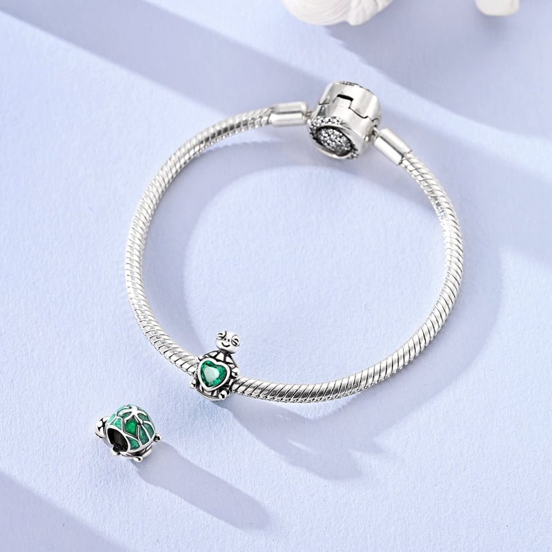 Charm Tortue Souriante avec Cœur Vert