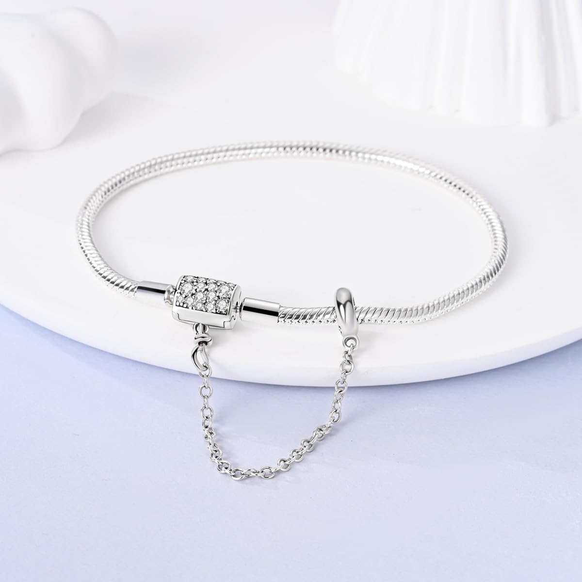 Bracelet en Argent Sterling avec Fermoir Pavé Scintillant et Chaîne de Sécurité