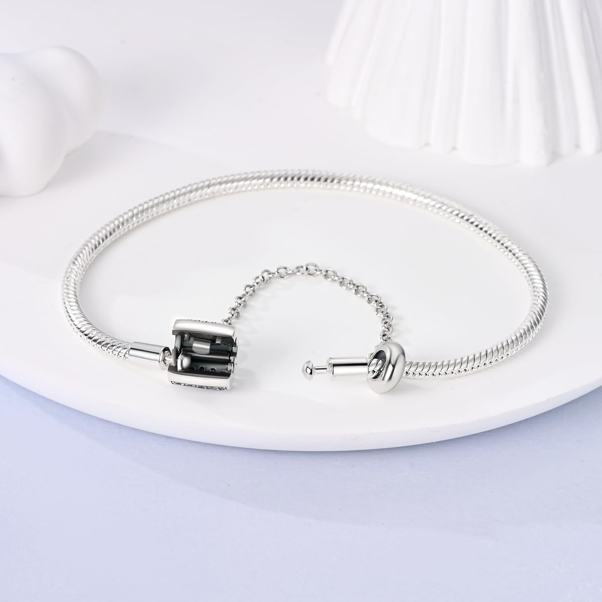 Bracelet en Argent Sterling avec Fermoir Pavé Scintillant et Chaîne de Sécurité